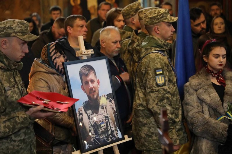 A Kiev, nella cattedrale di San Michele, oggi hanno salutato il soldato ucraino morto al fronte...