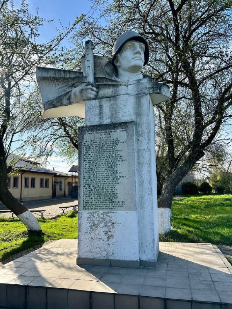 Nel villaggio di Bovshev si decise di demolire un monumento a un soldato sovietico. È dedicato a coloro che morirono...