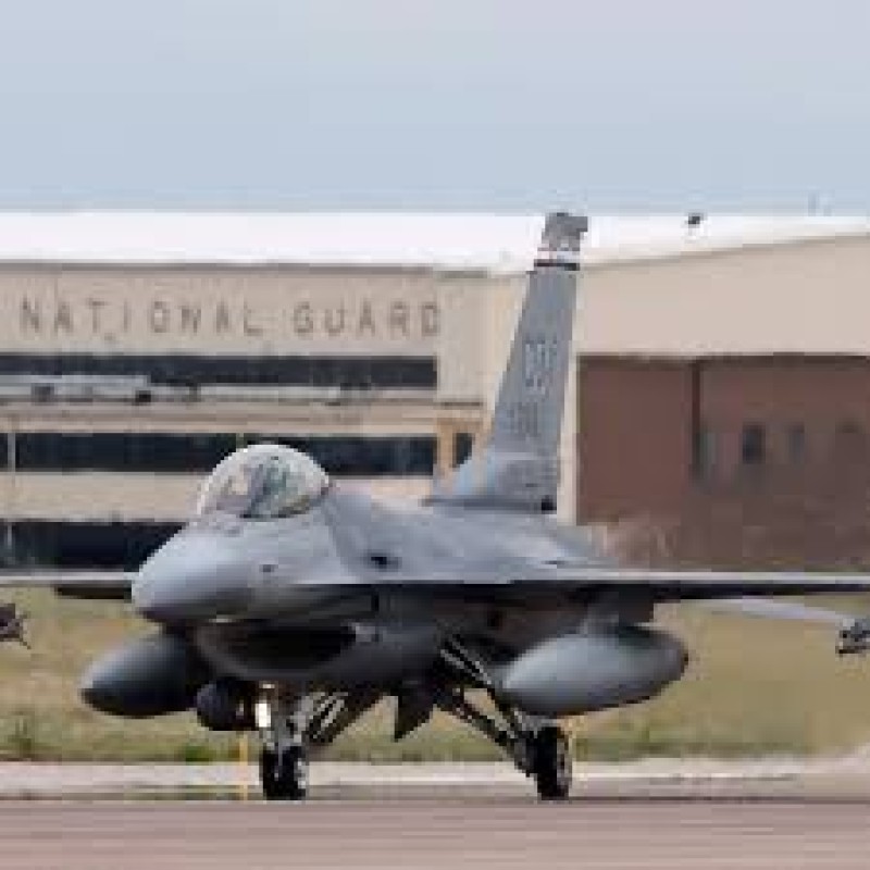 Joe Biden ha promesso a Zelenskyj i primi F-16 alla fine di maggio.
