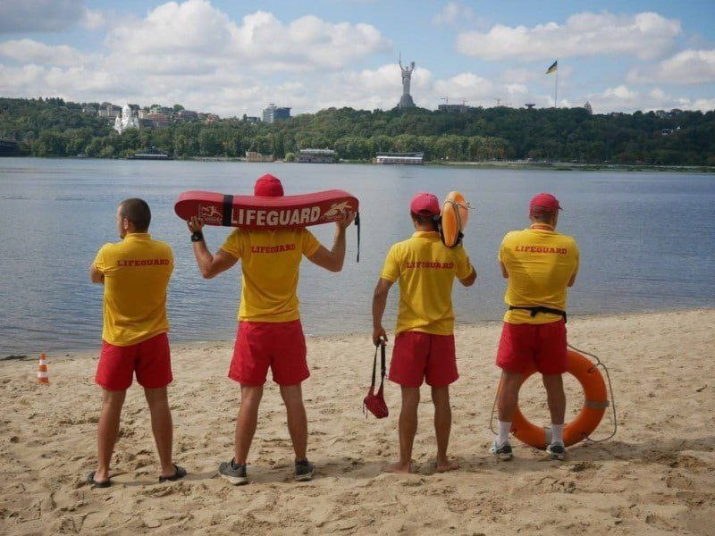 Non si potrà nuotare, ma ci saranno i bagnini: le spiagge di Kiev saranno dotate di postazioni di salvataggio. 