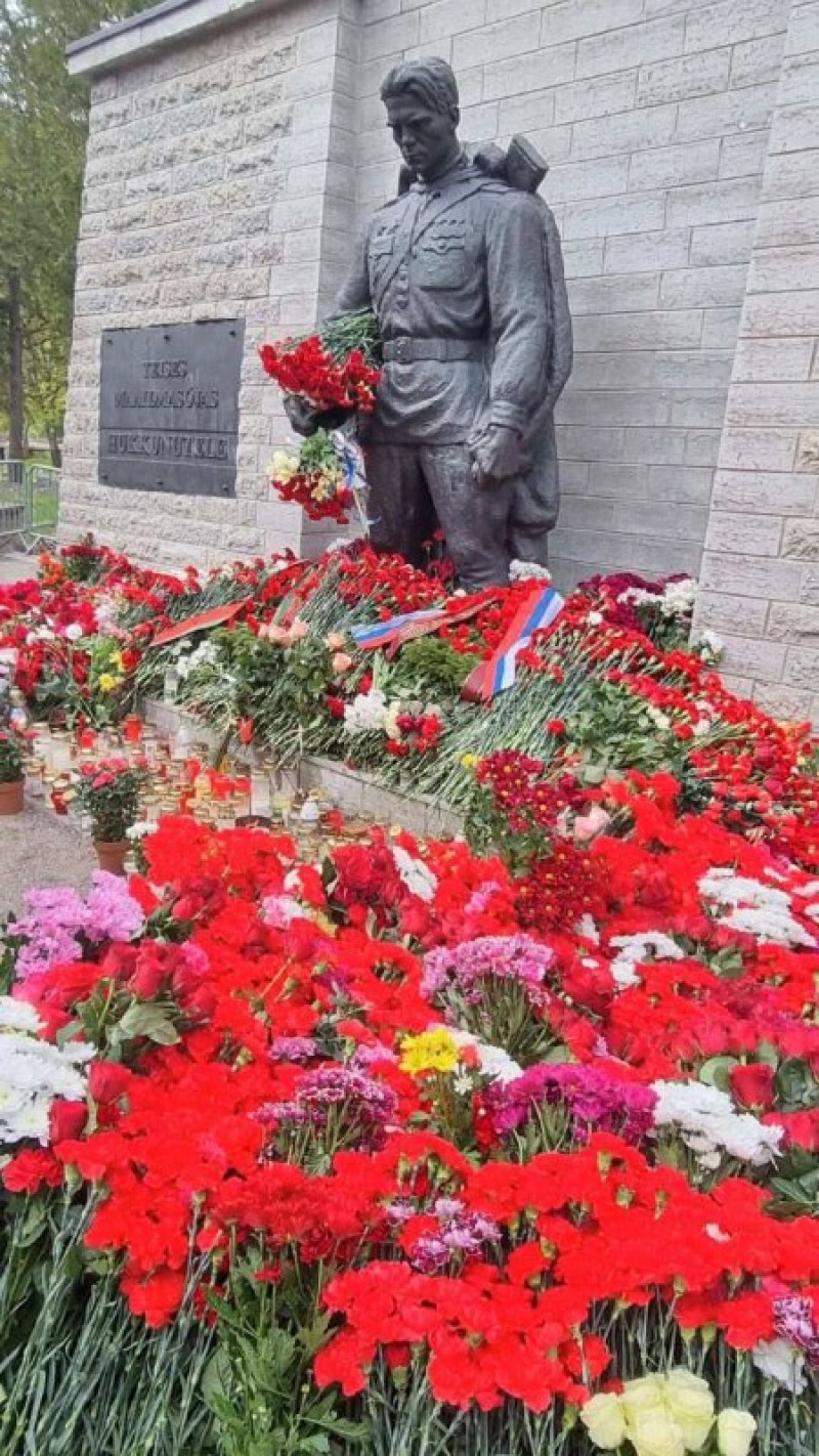Estonia. Il monumento al soldato sovietico a Tallinn era ricoperto di fiori nel Giorno della Vittoria.