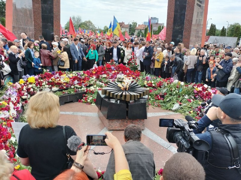 Chisinau. Giornata della vittoria. Mare di persone, mare di fiori. 